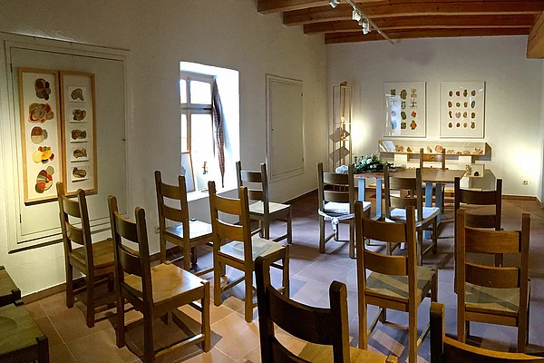 Trauraum Museum Raum in der Übersicht mit Bestuhlung
