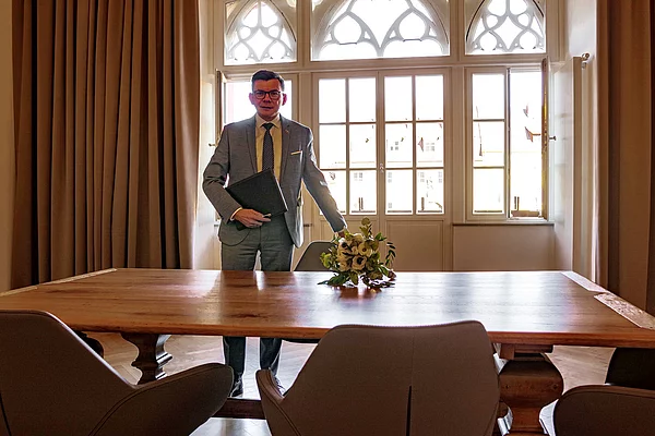Trauungszimmer mit 1. Bürgermeister Armin Warmuth Gerne traut sie unser Erster Bürgermeister Armin Warmuth persönlich.
