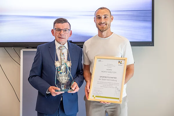 Erster Bürgermeister Armin Warmuth und Olympiateilnehmer Moritz Karlitzek.